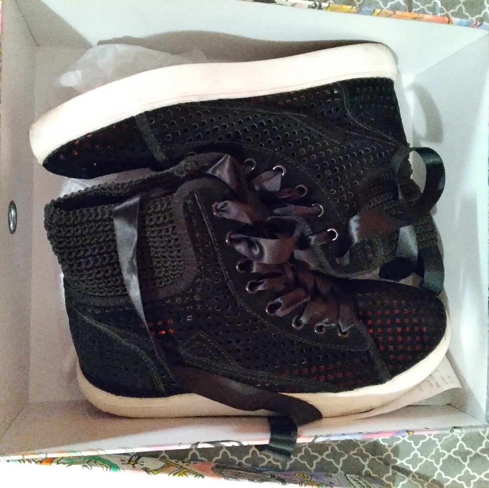 Tennis shoes